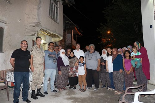 Kaymakamımız Sn.Fatih CIDIROĞLU ve eşi Uzm Dr Ayşe CIDIROĞLU Hanımefendi, İlçemiz Kurtuluş mezrasında vatandaşlarımıza veda ziyaretinde bulundular.